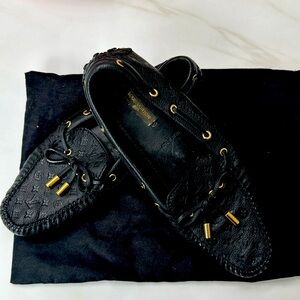 Luis Vuitton shoes print .